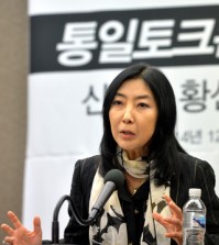 Korean-American Shin Eun-mi, 53, holds a press conference Tuesday in central Seoul, where she lashed out at conservative media outlets. [NEWSIS]