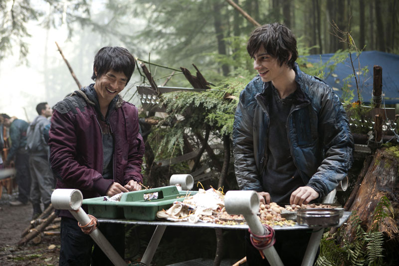 The 100 --  "Day Trip" -Chris Larkin as Monty, left, and Devon Bostick as Jasper  (Photo: Katie Yu/The CW -- © 2014 The CW Network, LLC. All Rights Reserved)