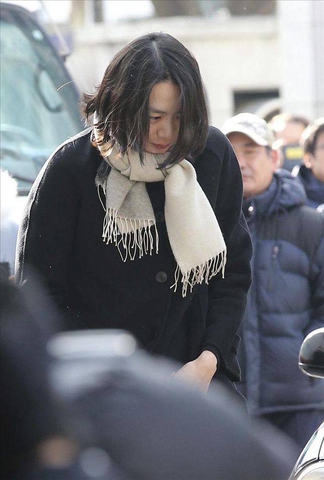 Cho Hyun-ah, former vice president of Korean Air, appeared at the Seoul Western Prosecutors' Office in Seoul on Dec. 17, 2014, to undergo interrogation over a flight delay at New York's JFK Airport. (Yonhap)