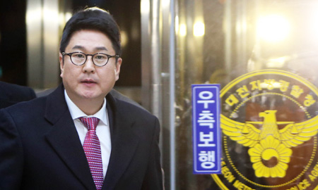 Daum Kakao CEO Lee Sir-goo enters the Daejeon Metropolitan Police Agency office Wednesday to be questioned over allegations the company has been negligent in detecting child pornography on its social networking service. (Yonhap)