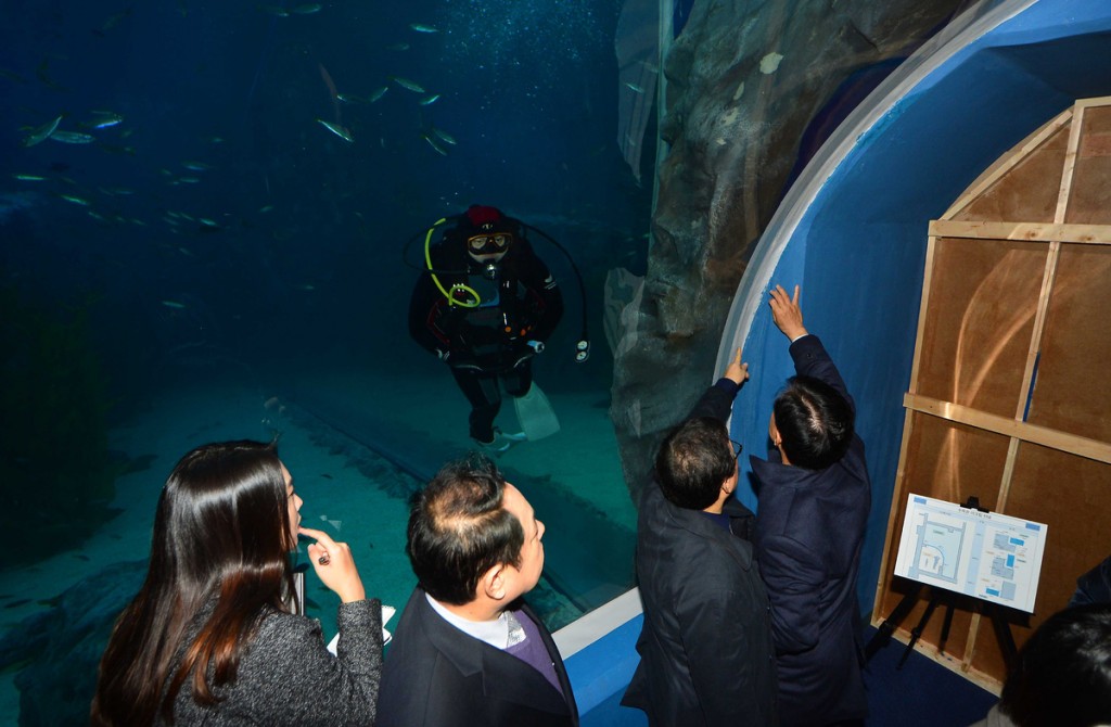 Government officials inspect suspicions of leaking at the Lotte Aquarium. (Korea Times file)