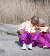 A scene from "My Love, Don't Cross That River," a Korean documentary film that broke the 3 million audience mark on Dec. 25, 2014. (NEWSis)