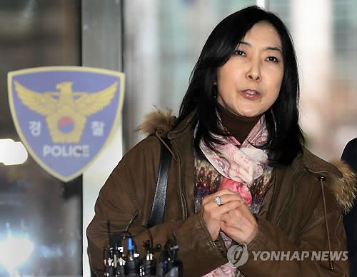 Shin Eun-mi speaks to reporters before facing police questioning over her alleged pro-North Korean remarks on Dec. 14, 2014. (Yonhap)