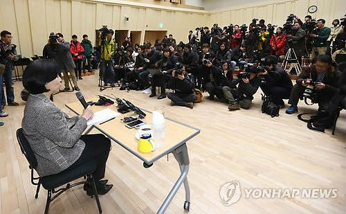Seoul Philharmonic Orchestra CEO Park Hyun-jung holds a news conference in Seoul on Dec. 5, 2014, after orchestra employees released a statement alleging Park's use of abusive language and sexual harassment. (Yonhap)