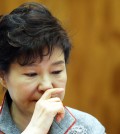 President Park Geun-hye looks pensive during a meeting with her senior presidential secretaries at Cheong Wa Dae in Seoul, Monday. Park called for a thorough investigation into allegations that a former aide and three secretaries had meddled in state affairs. (Yonhap)