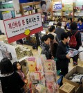 Customers line up inside Koreatown's Kim's Home Center during the last weekend before Christmas. (Park Sang-hyuk/The Korea Times)