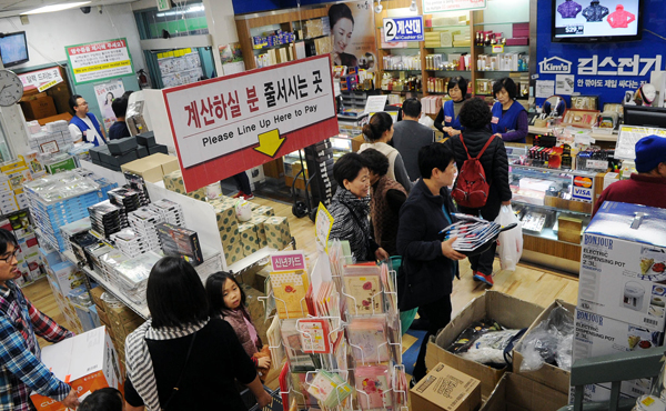 Customers line up inside Koreatown's Kim's Home Center during the last weekend before Christmas. (Park Sang-hyuk/The Korea Times)