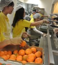 PAVA World student volunteers give out food to the homeless at Midnight Mission Saturday. (Park Ji-hye/The Korea Times)