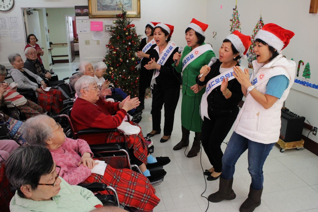 The Korean American Mothers Association visited Mid-Wilshire Health Care Center Monday. (Park Sang-hyuk/The Korea Times)