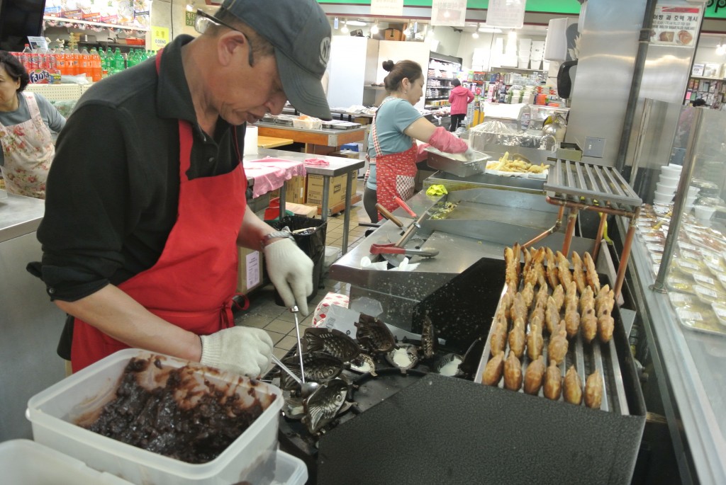 Boongeoppang being made inside a Koreatown market. 