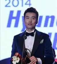 Jeonbuk Hyundai Motors' forward Lee Dong-gook accepts his K League Classic MVP trophy on Dec. 1, 2014, in Seoul. (Yonhap)