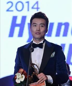 Jeonbuk Hyundai Motors' forward Lee Dong-gook accepts his K League Classic MVP trophy on Dec. 1, 2014, in Seoul. (Yonhap)