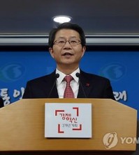 Unification Minister Ryoo Kihl-jae announces the government's new offer of talks with North Korea during a press conference in Seoul on Dec. 29, 2014.