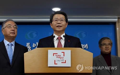 Unification Minister Ryoo Kihl-jae announces the government's new offer of talks with North Korea during a press conference in Seoul on Dec. 29, 2014.