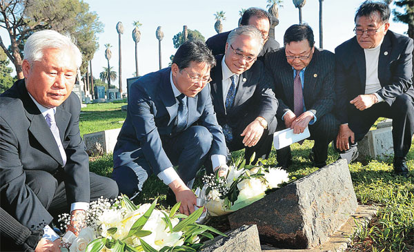 Los Angeles Korean Consul General Kim Hyun-myung, second from left, visits the graves of early Korean immigrants with members of the Korean American Federation of LA Tuesday. (Park Sang-hyuk/The Korea Times)