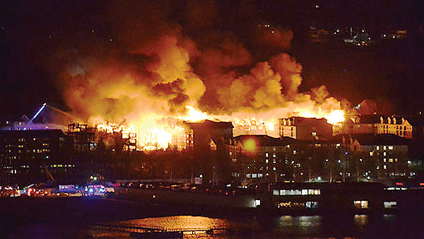 Avalon apartment in Edgewater, N.J., goes up in flames Wednesday. (Korea Times file)