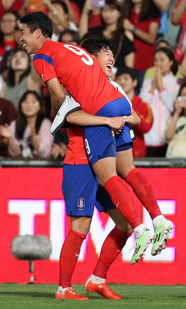 Son Heung-min lifts up Lee Jung-yeop after Lee scores his first international goal. (Yonhap)