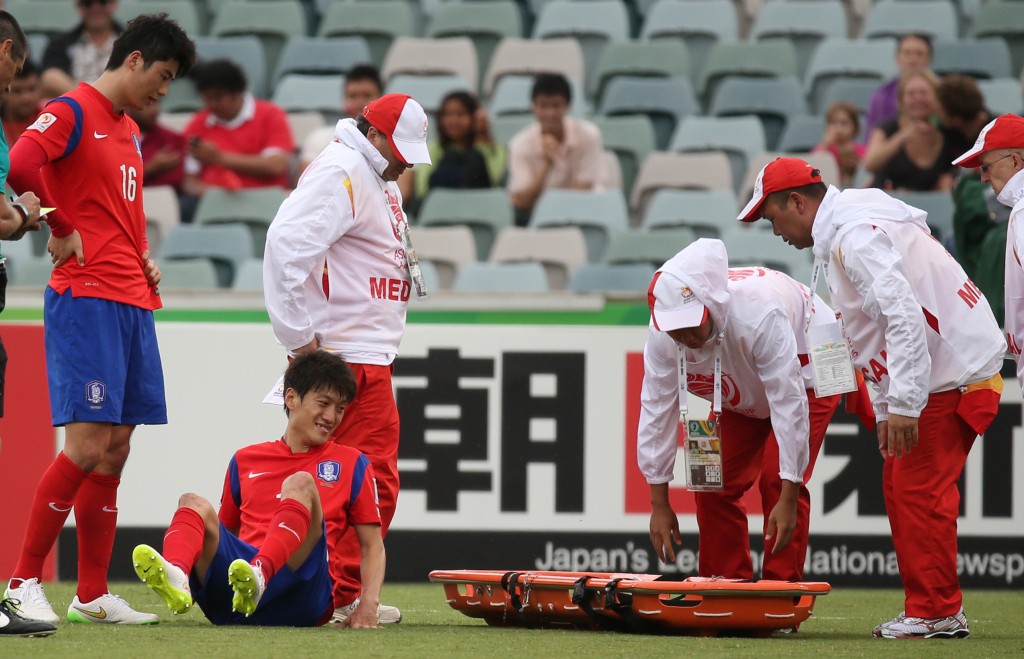 Lee Chung-yong was taken out on a stretcher last Friday. (Yonhap)