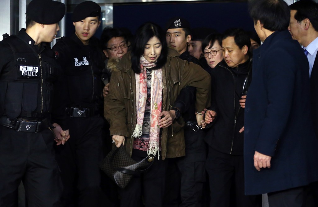 A Korean American Shin Eun-mi, center, arrives at the Incheon International Airport for departure in Incheon, South Korea, Saturday, Jan. 10, 2015.  (Yonhap)