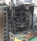 Four people were killed and 100 others were injured in a fire that swept through a 10-story apartment building in Uijeongbu, north of Seoul, on Saturday. (Yonhap)