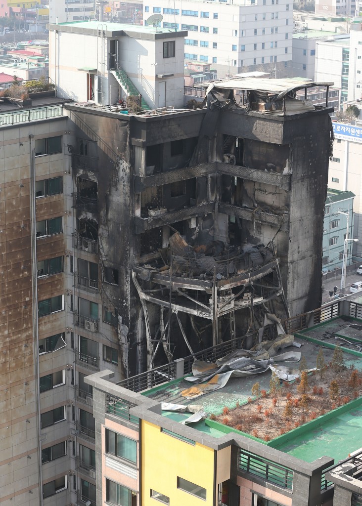 Four people were killed and 100 others were injured in a fire that swept through a 10-story apartment building in Uijeongbu, north of Seoul, on Saturday. (Yonhap)