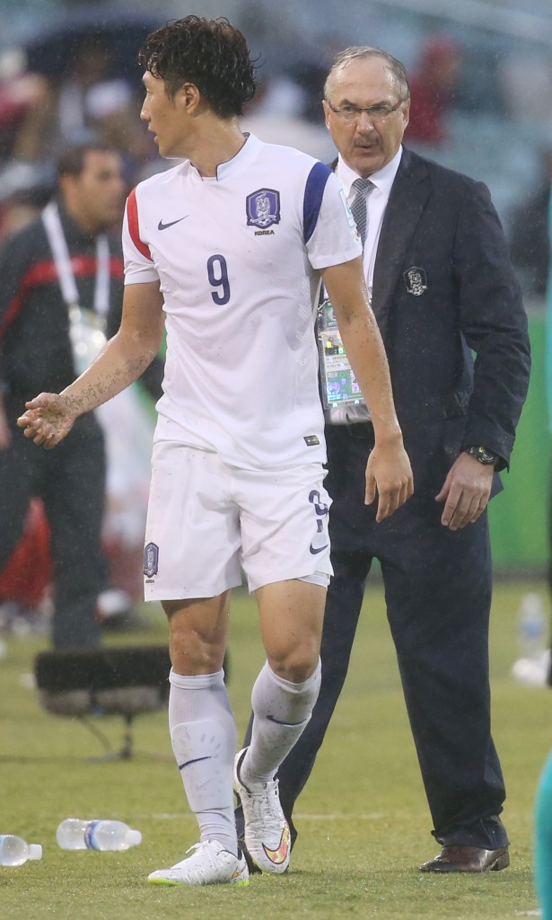 Head coach Uli Stielike stares at Cho Young-cheol. The German coach was not happy with South Korea's performance against Kuwait. (Yonhap)