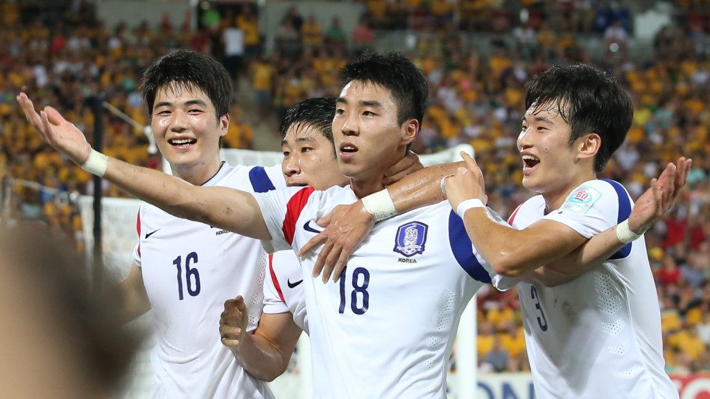 Ki Sung-yeung (from left) and Lee Keun-ho celebrate after Lee Jeong-hyeop (18) scored what turned out to be the game-winning goal. (Yonhap)