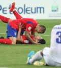 Cha Du-ri, top,  congratulates Son Heung-min after the two combined to score the second goal of the game. (Yonhap)