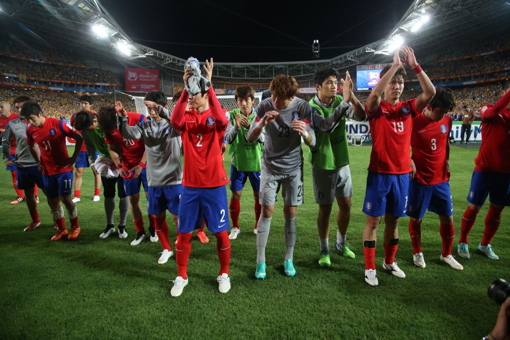 South Korean player acknowledge the crowd after losing the AFC Asian Cup final soccer match between South Korea and Australia in Sydney, Australia, Saturday, Jan. 31, 2015. (AP Photo/Rick Rycroft)