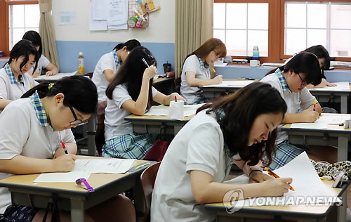 Senior students of a girls' high school in Seoul take a trial examination in preparation for November's College Scholastic Ability Test on June 12, 2014. (Yonhap)