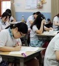 Senior students of a girls' high school in Seoul take a trial examination in preparation for November's College Scholastic Ability Test on June 12, 2014. (Yonhap)