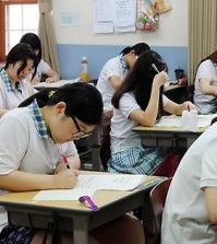 Senior students of a girls' high school in Seoul take a trial examination in preparation for November's College Scholastic Ability Test on June 12, 2014. (Yonhap)