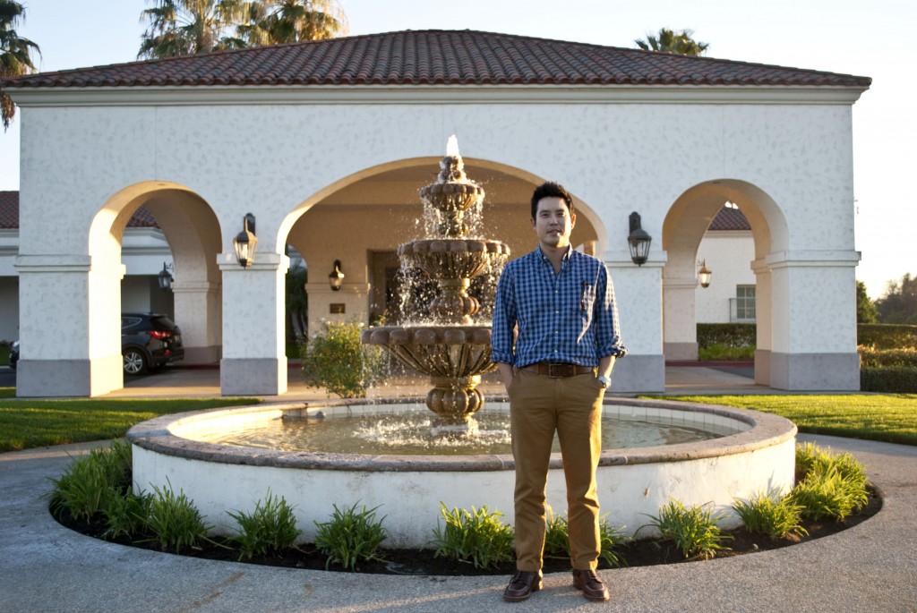 David Oh stands in front of Los Coyotes Country Club entrance in Buena Park, Calif. He grew up playing on this course since the age of 6. (Korea Times / Brian Han)