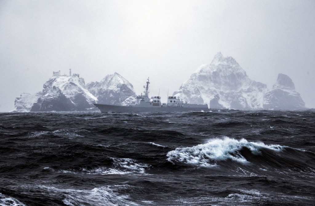 The Aegis destroyer "King Sejong the Great" patrols seas off South Korea's easternmost islets of Dokdo on Jan. 1, 2015. (Yonhap)