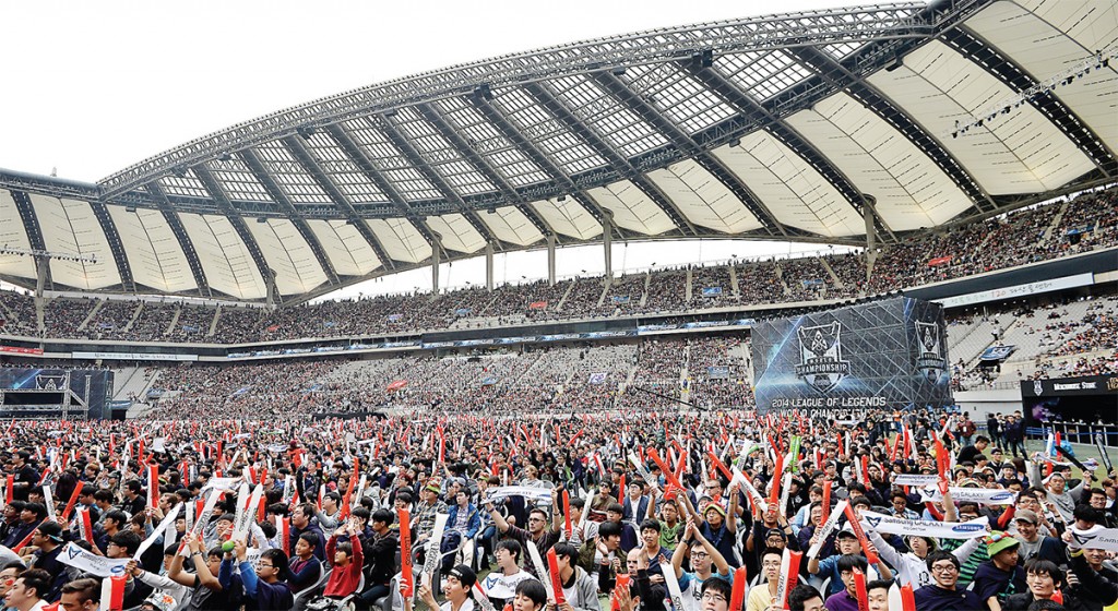 Over 40,000 spectators attend the final match of the fourth League of Legends' World Championship at the Seoul World Cup Stadium on Oct. 19, 2014. The Korea e-Sports Association (KeSpa), the country's e-sports governing body, was officially recognized as a second-tier sport by the Korean Olympic Committee (KOC) on Friday. (Courtesy of KeSpa)