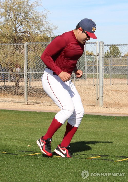 Shortstop Kang Jung-ho joins his former KBO team, the Nexen Heroes, for their spring training in Surprise, Arizona, on Jan. 19, 2015. The Pittsburgh Pirates and Kang have agreed to a four-year deal worth about US$16 million with an option for a fifth season. Kang will join the Pirates spring camp on Feb. 10. (Yonhap)