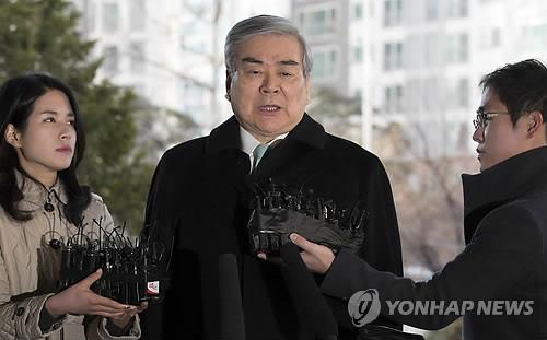 Cho Yang-ho, chairman of Korean Air Lines Co., answers questions from reporters before entering the Seoul Western District Court to attend the second hearing of the so-called "nut rage" trial on Jan. 30, 2015. (Yonhap)