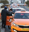 Taxies form a long queue at a taxi stop in Seoul. (Yonhap)