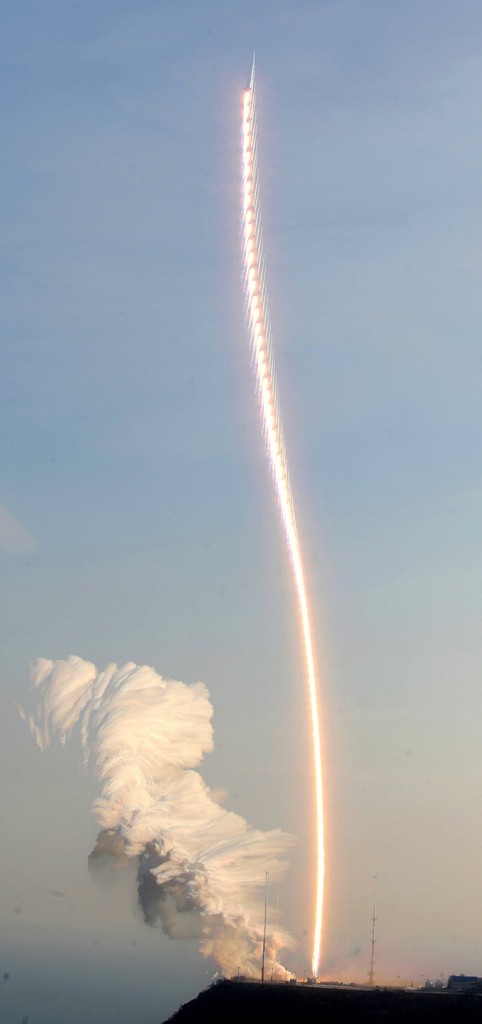 This composite photo made of 129 sheets of photos shows the Korea Space Launch Vehicle-1 ascending after takeoff from the Naro Space Center in Goheung on South Korea's south coast on Jan. 30, 2013. The Korea Aerospace Research Institute launched the Science and Technology Satellite-2C, a scientific satellite, on the rocket also known as Naro. (Yonhap)