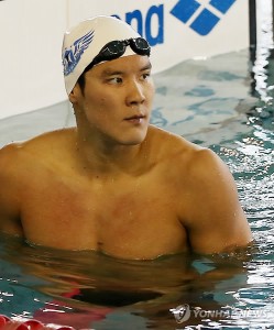 Park Tae-hwan looks at an electronic board after completing a 200-meter freestyle race at the national team trials in Gimcheon City, North Gyeongsang Province, on July 16, 2014. Park finished the race in 1:45.25, the fastest in the men's 200ｍ freestyle this year, outperforming the Australian swimmer Cameron McEvoy's 1:45.58. Park will also compete in the 100ｍ and 400ｍ in freestyle, and 200ｍ and 400ｍ in individual medley to qualify for the Incheon Asian Games in September. (Yonhap)