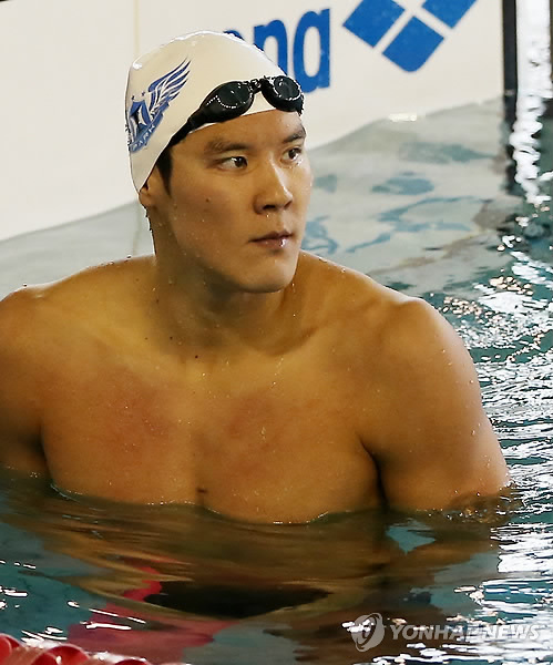 Park Tae-hwan looks at an electronic board after completing a 200-meter freestyle race at the national team trials in Gimcheon City, North Gyeongsang Province, on July 16, 2014. Park finished the race in 1:45.25, the fastest in the men's 200m freestyle this year, outperforming the Australian swimmer Cameron McEvoy's 1:45.58. Park will also compete in the 100m and 400m in freestyle, and 200m and 400m in individual medley to qualify for the Incheon Asian Games in September. (Yonhap)