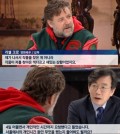 JTBC anchorman Sohn Seok-hee is interviewing Russell Crowe in his program "News Room" on Tuesday. (Screen capture from JTBC)