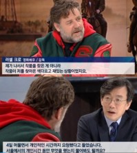 JTBC anchorman Sohn Seok-hee is interviewing Russell Crowe in his program "News Room" on Tuesday. (Screen capture from JTBC)