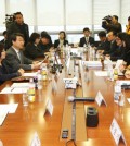 Kim Ji-hyung, fourth from left, head of a three-member mediation committee, speaks during negotiations for cancer-stricken Samsung workers, in the office of Jipyong, a law firm, in Seoul Friday. (Yonhap)