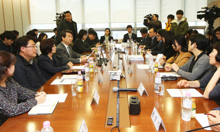 Kim Ji-hyung, fourth from left, head of a three-member mediation committee, speaks during negotiations for cancer-stricken Samsung workers, in the office of Jipyong, a law firm, in Seoul Friday. (Yonhap)