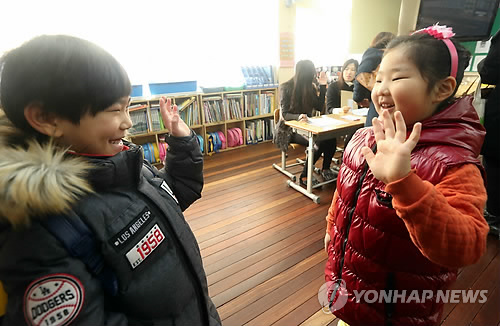 Children greet each other at an elementary school in Daejeon City, South Chungcheong Province, on Jan. 5, 2015, while touring the school two months ahead of beginning first grade. (Yonhap)