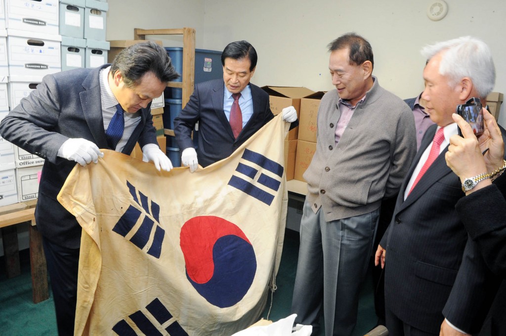 Korean Assemblymen Ahn Min-seok, left, and Seo Sang-ki examine an artifact Wednesday at the Korean National Association. (Park Sang-hyuk/Korea Times)