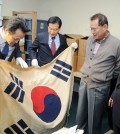 Korean Assemblymen Ahn Min-seok, left, and Seo Sang-ki examine an artifact Wednesday at the Korean National Association. (Park Sang-hyuk/Korea Times)