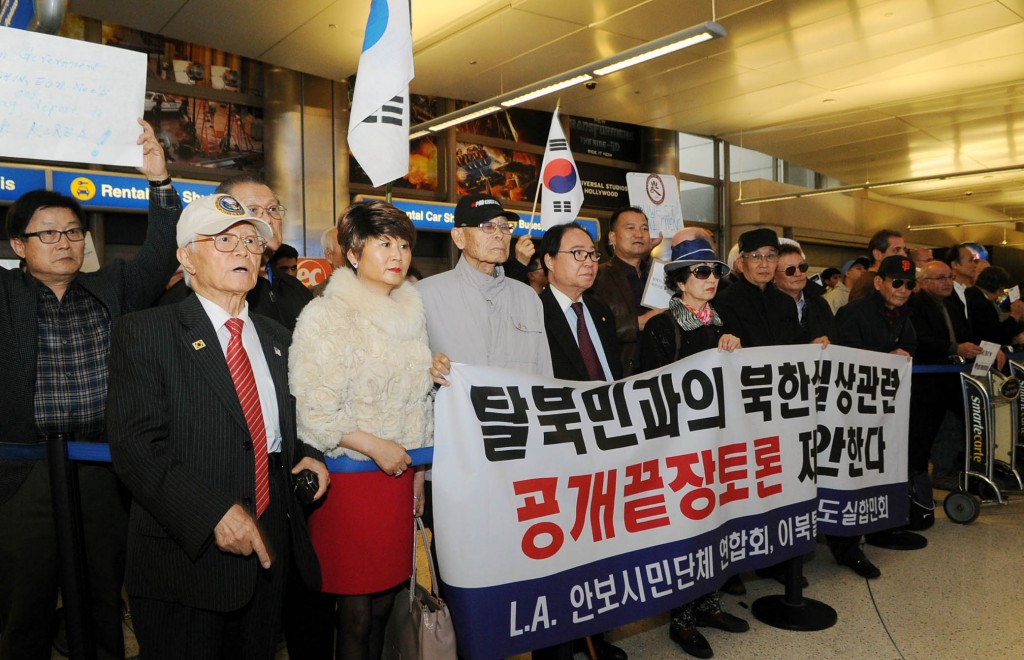 A Los Angeles Korean conservative group waits for Shin Eun-mi's arrival at LAX Saturday.