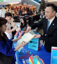 Workers urge Korean Americans to register to vote in March 3 municipal elections inside a Korean market. (Park Sang-hyuk/Korea Times)